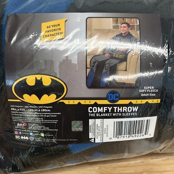 DC Comics - NWT Colorful Batman Wearable Blanket With Long Sleeves Onesize - Picture 12 of 12